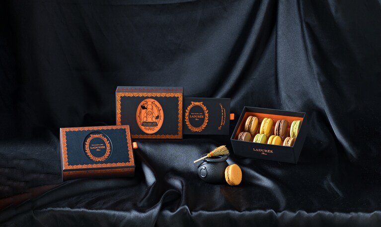 「限定マカロンボックス“トリック・オア・マカロン”」8個入り 6,048円（オンライン限定）、12個入り 7,560円（店頭限定）。