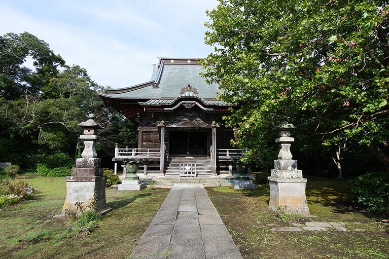 天台宗 飯縄寺。住宅街にありながら、別世界のように静寂。