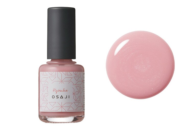 45 Hyouka〈氷菓〉。いちごミルクとシャリシャリ氷が混ざって、涼し気ピンクを実現。ホワイトパールが効いた、くすみベビーピンク。