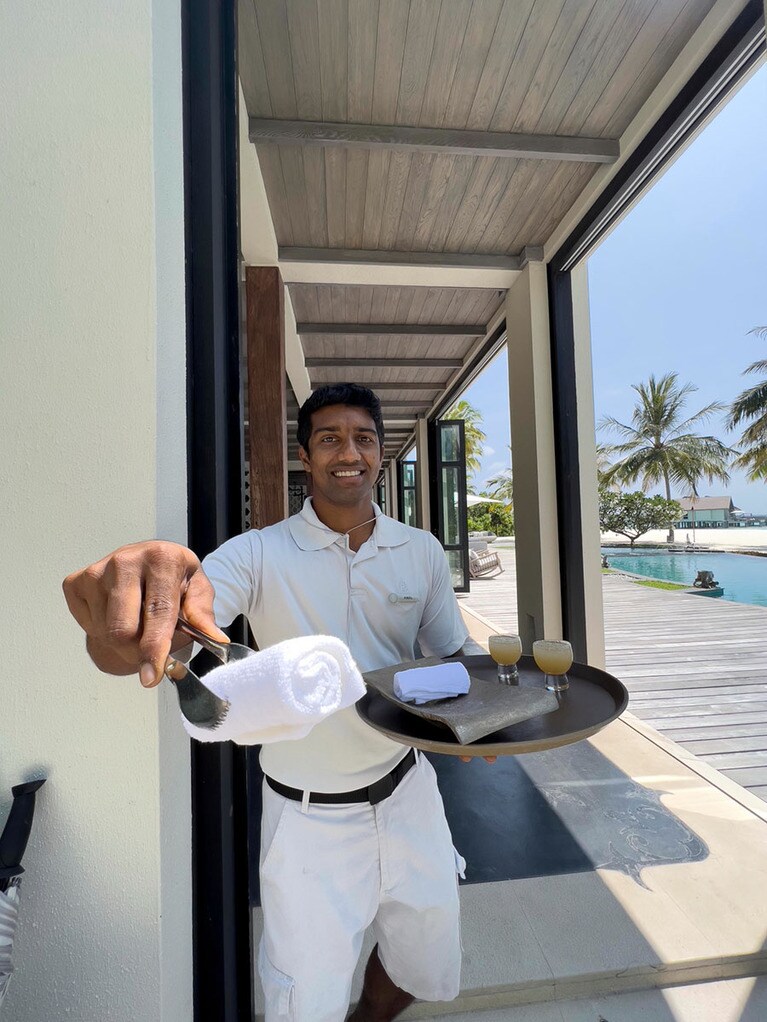 島に到着して、桟橋からビーチ・ハウスに着くと、冷たいおしぼりとウエルカムドリンクが待っている。