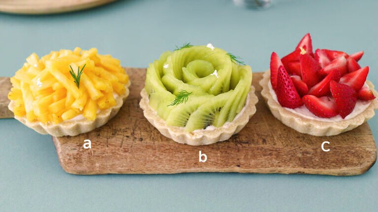 a：パイナップル 直径約10cm 1,700円 
b：キウイ 直径約10cm 1,600円 
c：イチゴ 直径約10cm 2,200円／すべてポッシュ 
※品種によって価格変動あり