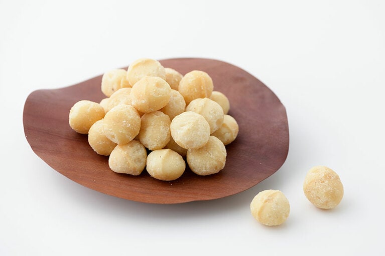 成城石井 素焼きマカダミアナッツ 1,390円(180g)。