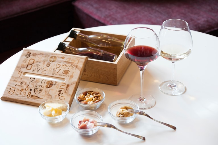 「八ヶ岳ワインハウス」の「VINO BOX」2,800円（ワイン2種＋おつまみ4種）。