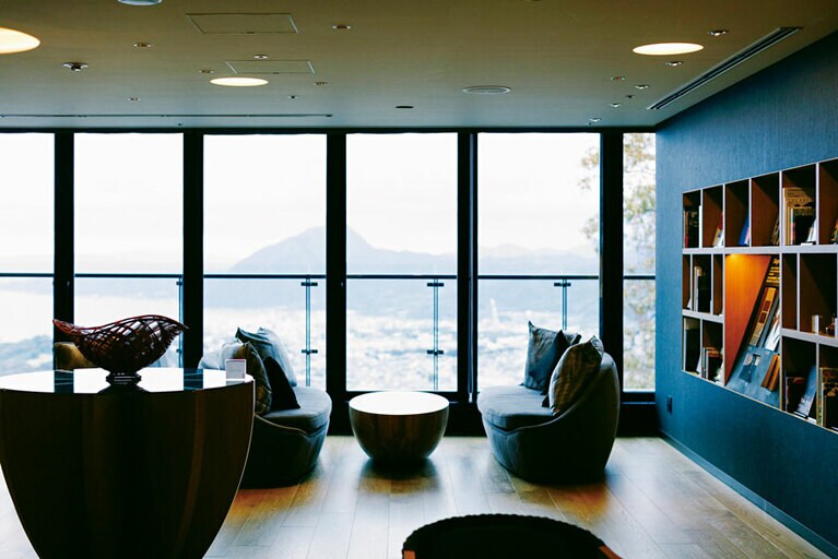 【ANAインターコンチネンタル別府リゾート＆スパ】本に囲まれたリゾートセンター。読書したり、ただ景色を眺めたり、リビングのように使える。／Photographs：Yoshikazu Shiraki