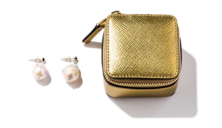 スマイソンのスモールトリンケットケース(右) 25,000円／ヴァルカナイズ・ロンドン、ララガンのピアス(左)／森宗さん私物