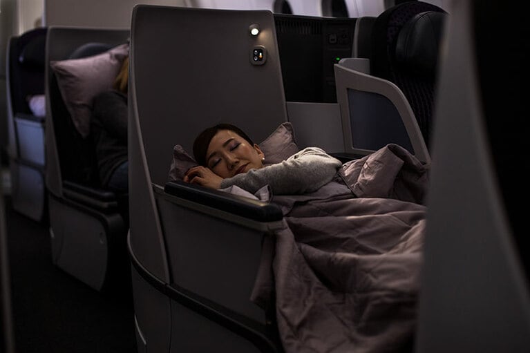 ビジネスクラスは全部で32席、2-2-2の座席配列でゆったり。各座席にUSB電源と110Vの電源を装備。