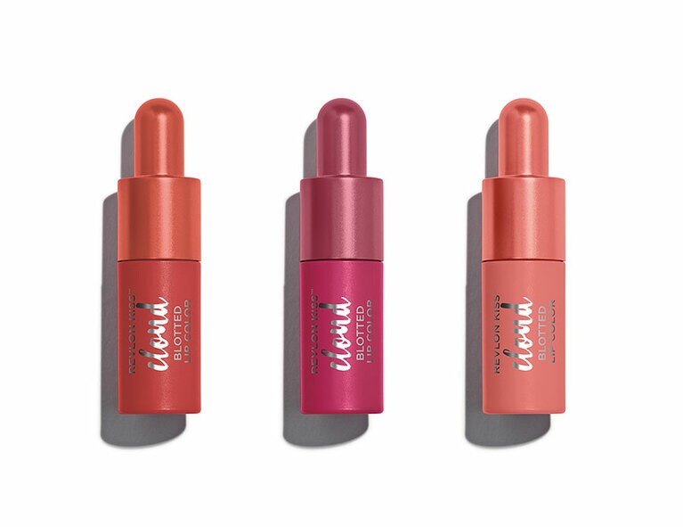 ふわっふわの質感でマットな発色という新鮮さと、今っぽさ全開の唇になれる色揃えのリップ。レブロン キス クラウド ブロッテッド リップ カラー 左から、一番人気は誰でも使いやすいレッドベージュ 010ソフト シエナ、秋冬のトレンドとマッチするプラム系の020ラズベリースフレ、お洒落なヌーディベージュの014ブラッシュ マッチ 各1,300円／レブロン