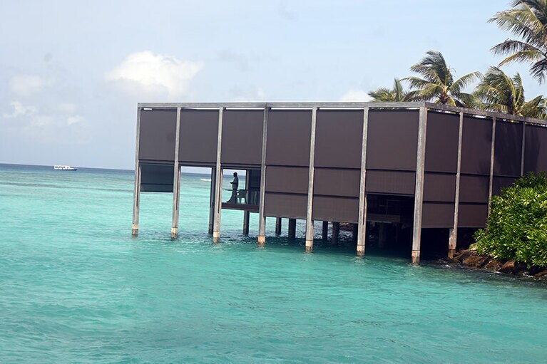 水上に築かれたレストラン。入り口は別々ながら、内側でイタリアンの「ラ・ロカンダ」、広東料理の「サマー・パビリオン」などが隣接しています。