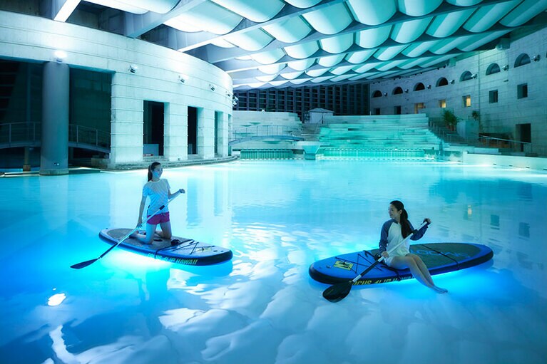 夜はボートにライトを施して幻想的な雰囲気を楽しむ「SUPクルーズ」(予約制)を開催。