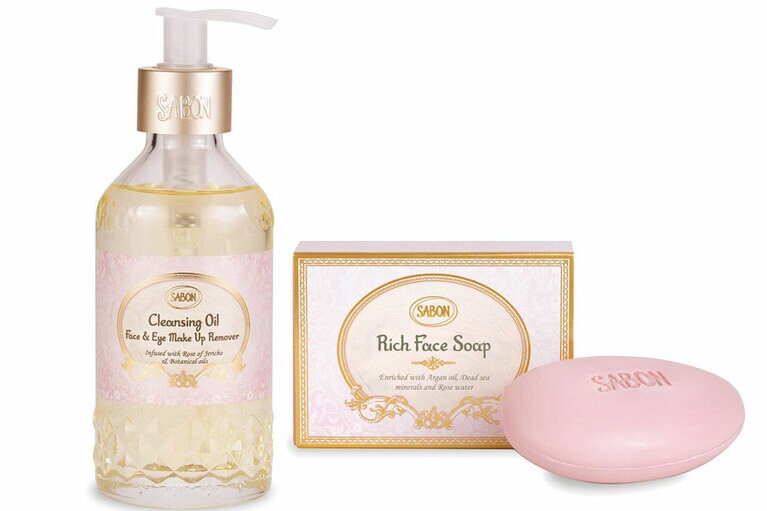 左から：自然由来のローズの香りが広がるクレンジングオイル。 CLEANSING OIL 200ml 3,900円、しっとり洗い上げる洗顔石けん。RICH FACE SOAP 125g 3,900円／SABON