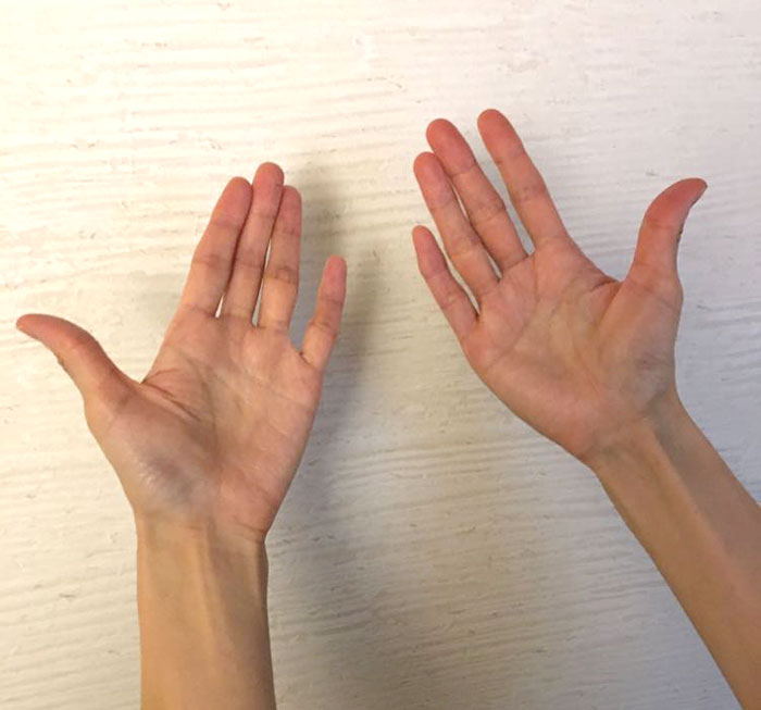 両手のひらを使います。