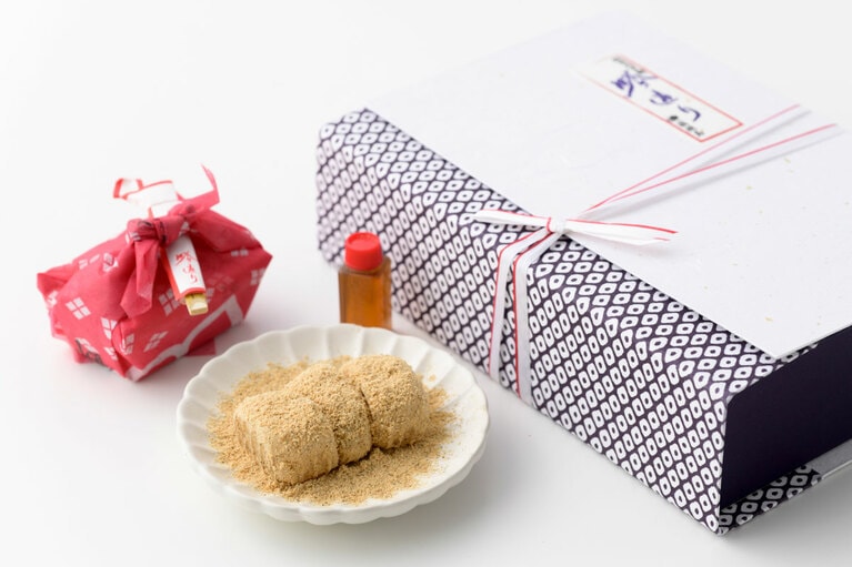 プレミアム桔梗信玄餅吟造り 2,247円（8個）。