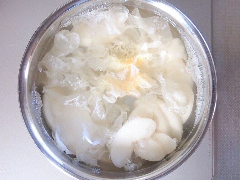 (2) 鍋に水、はちみつ、(1)の白木耳と梨を入れて加熱します。