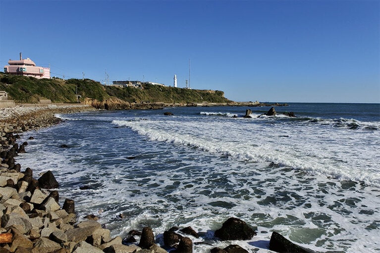 このあたりの海域は小島や岩礁が多く、船の遭難事故が多かったことから灯台建設が決まったそうです。