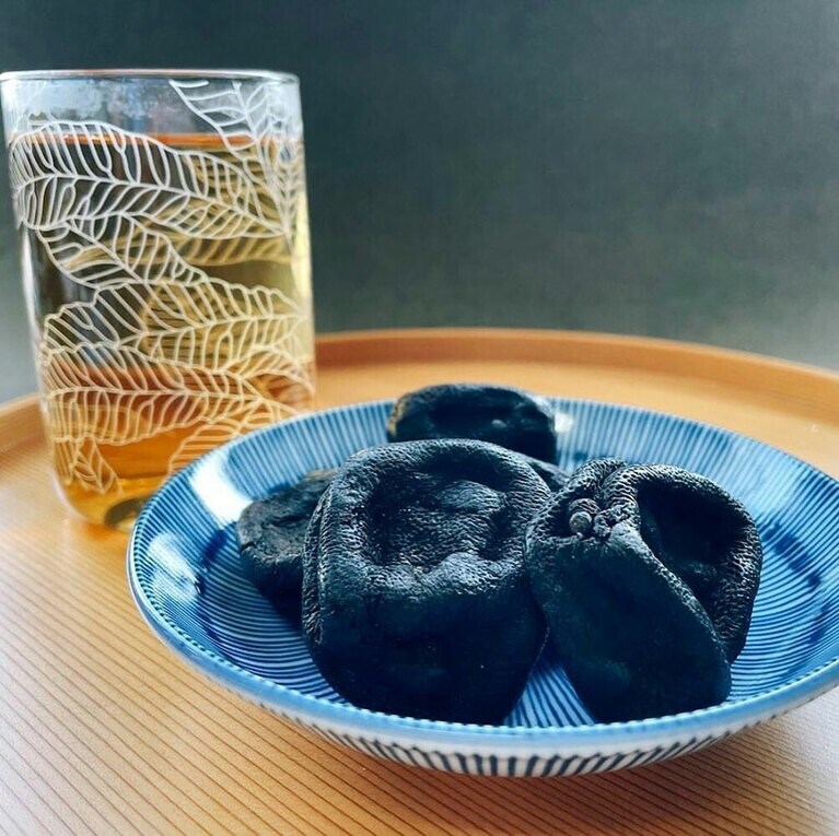 飲むと体がすっきりした気分になる黒レモン水。