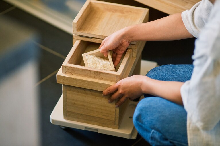 ＜山一＞の米びつは出しっぱなしでも美しい佇まい。桐素材は湿気や乾燥を防ぎ、お米の水分量やおいしさを保ってくれる。撮影：田村昌裕（freaks）