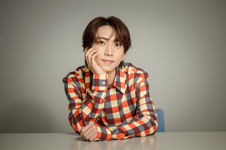 IMP.鈴木大河の“推し肌ケア”は朝晩のミルククレンジング。内側から溢れる美しさの秘訣は日々のメンテナンス