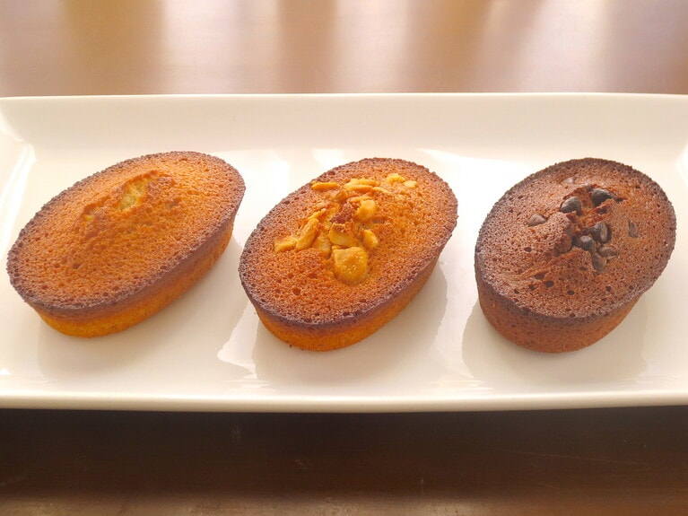 左より「朝焼きフィナンシェ」320円、「朝焼きフィナンシェ　ノアゼット」330円、「朝焼きフィナンシェ　ショコラ」330円。