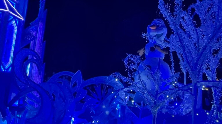 『アナと雪の女王』のオラフが登場