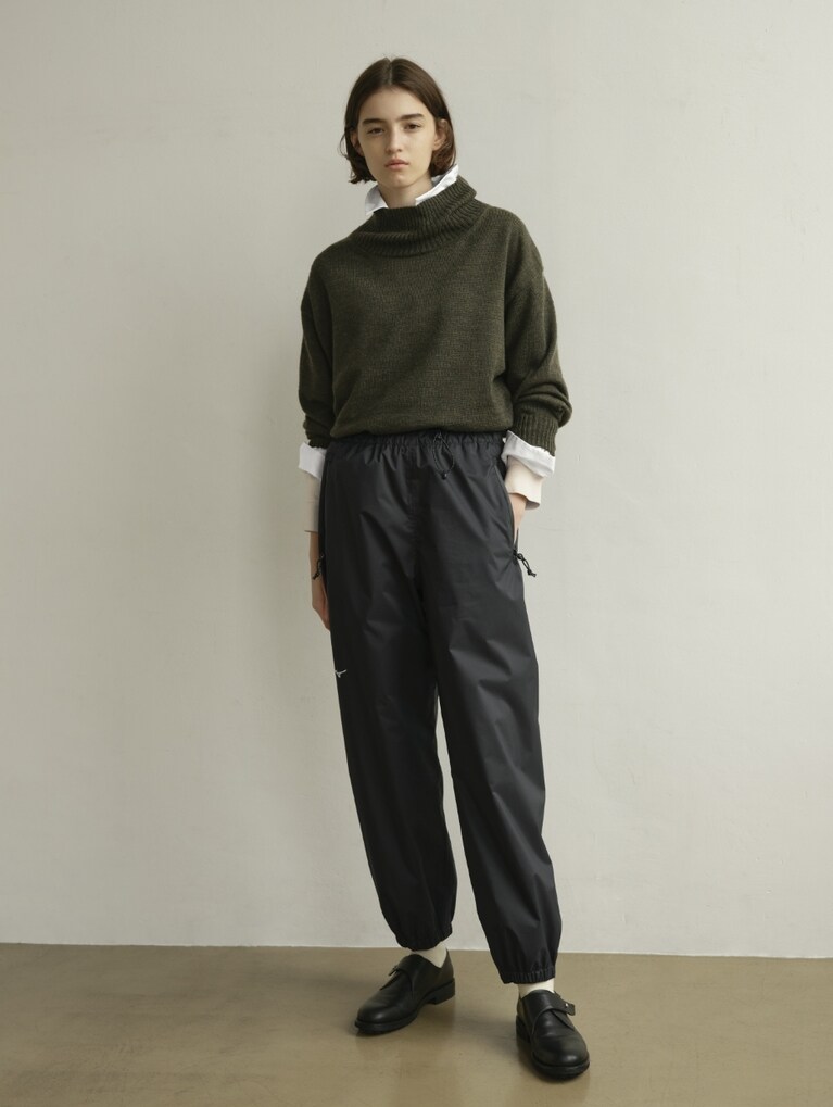 POLYESTER POPLIN TROUSERS ユニセックス Coulor:black 29,700円(税込み)。