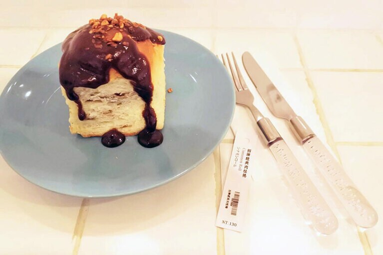 濃厚なシナモンソースがたっぷり掛かった「招牌經典肉桂捲(130元)」。