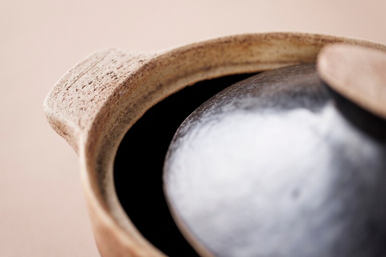 両サイドの取手付近も滑らかな流線形で本体と繋がれている。