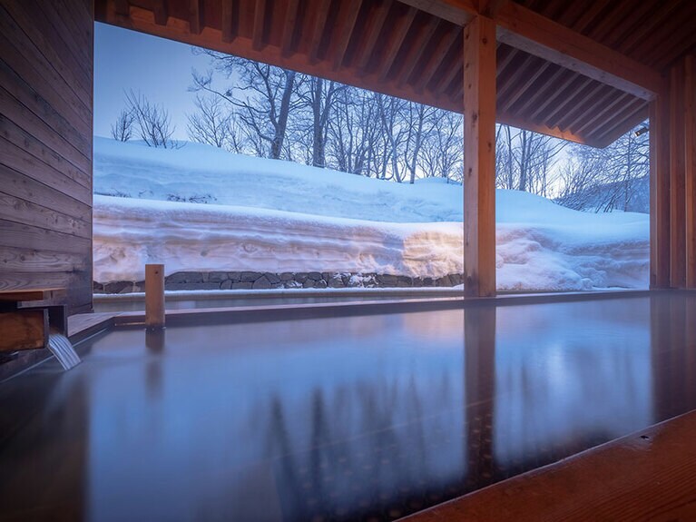 一面の雪景色を眺める新玉川温泉の露天風呂。