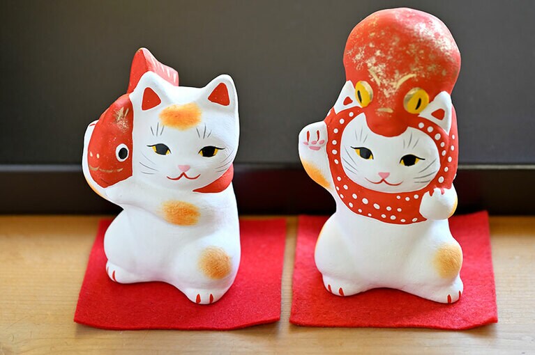 島根の招き猫工房 福美さん作「たいもちくん」 3,600円、「たこのせくん」3,800円。