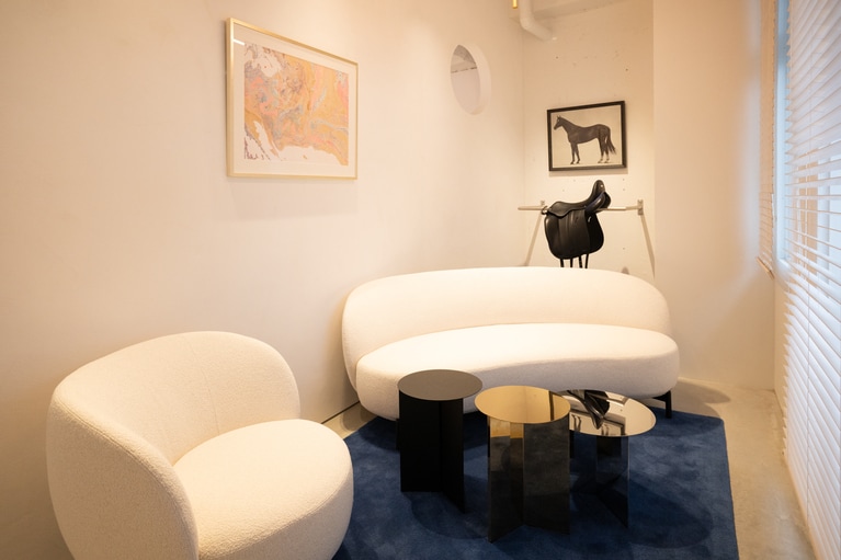 2階にある「BLEUE ROOM（ブルールーム）」。