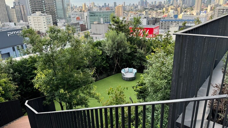 階段を降りたところにある緑のドッグラン。利用は5:30から21:00まで。