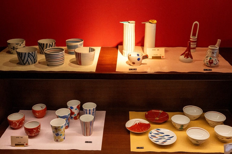 地元作家の手による九谷焼のそば猪口や酒器、湯呑、豆皿など。