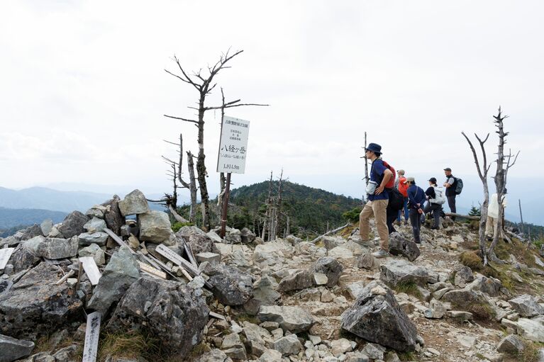 八経ヶ岳の山頂は荒涼とした独特な雰囲気に包まれている。