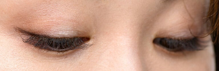 ピンクトーンのアイシャドウで、大人っぽい可愛らしさを演出！