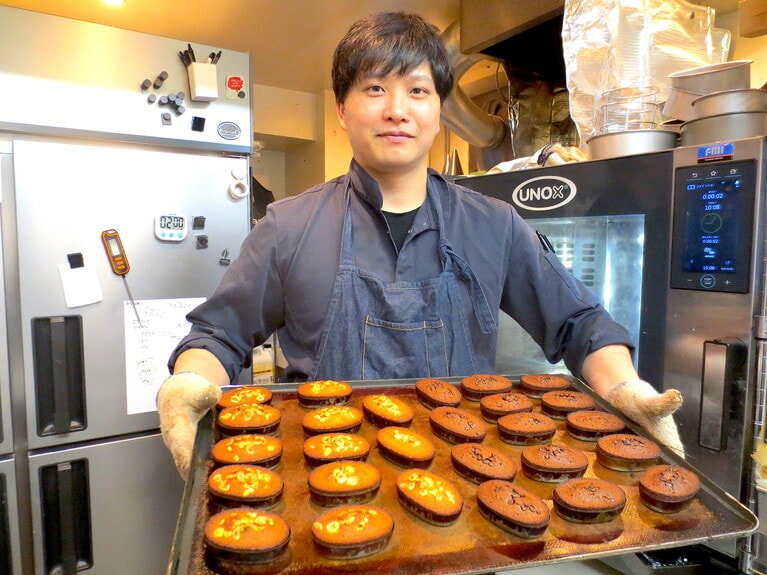 開店直前に「朝焼きフィナンシェ」を焼き上げる村瀬義明さん。