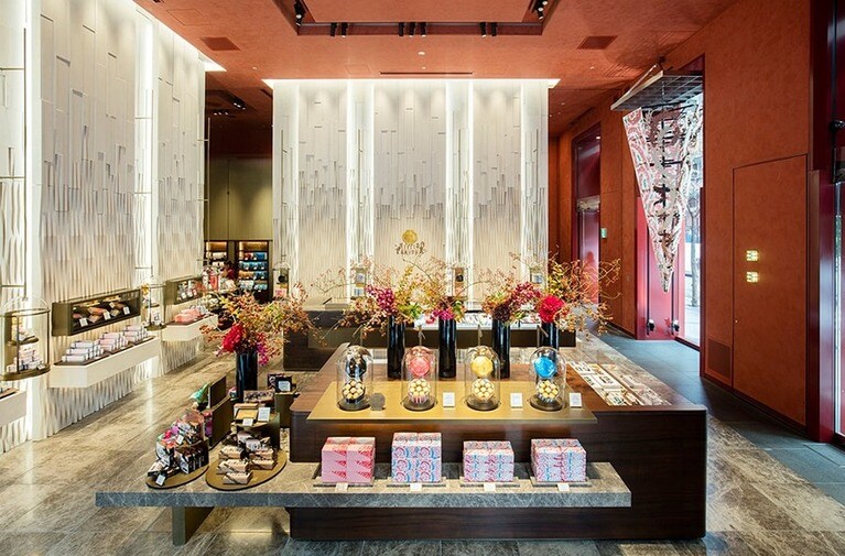 銀座本店ショップの店内。