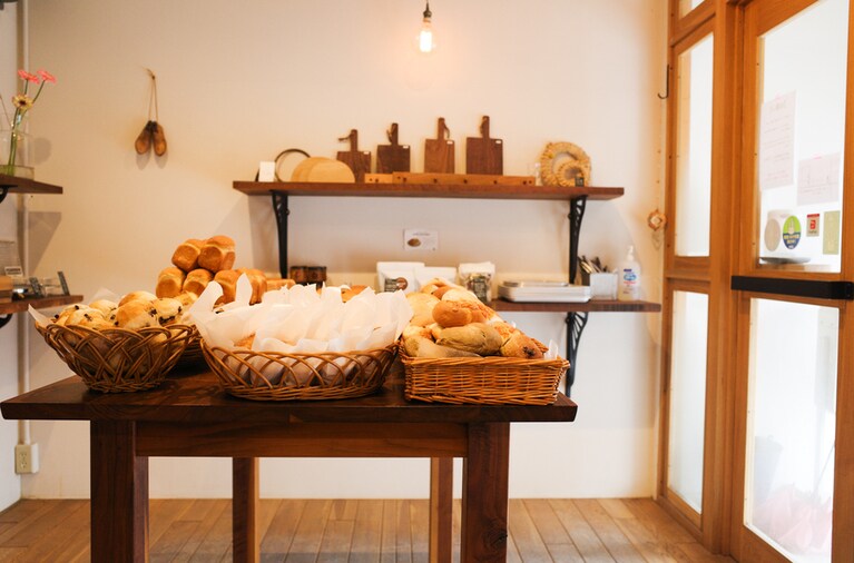 店内中央のテーブルにおいしそうなパンが所狭しと並ぶ。