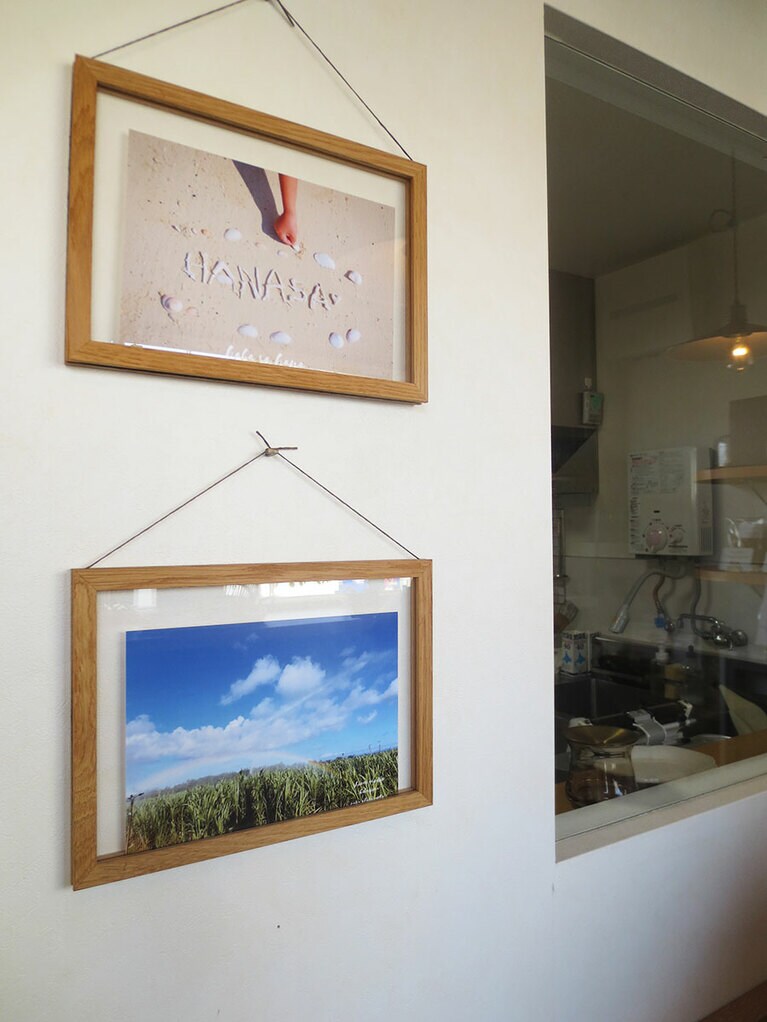 お店の壁面にさりげなく飾られた喜界島の写真。