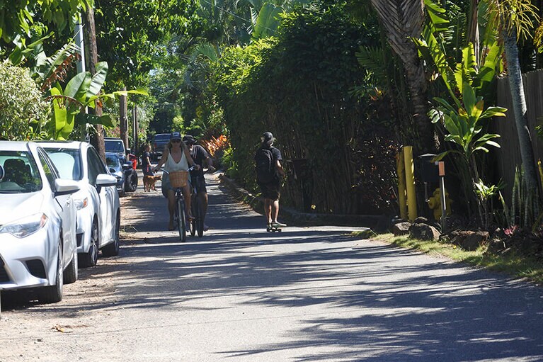 カメハメハ・ハイウェイと並行して走る小道。この住宅街を抜けてビーチへ出ます。