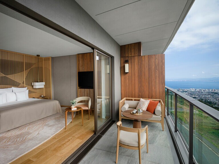 全客室に広いテラスを完備。海と山の両方を見渡せて、開放感たっぷり。