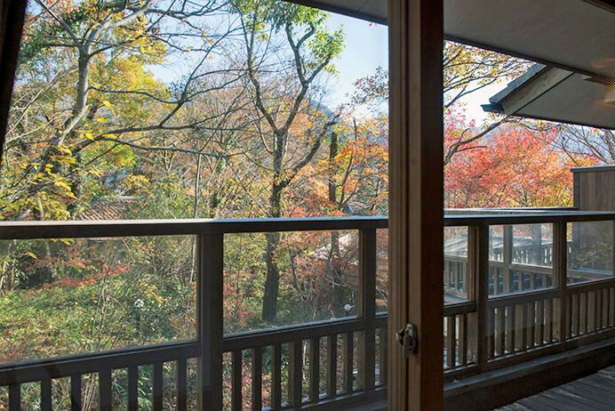 【由布院玉の湯】ひとり客に人気の客室「桑」。2階にあり、中庭に面した窓から絵画のような風景が望める。Photo: Hiroshi Mizusaki