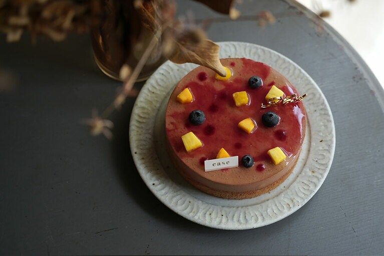 ケーキの表面を覆うとろりとしたジュレが美味しそう。