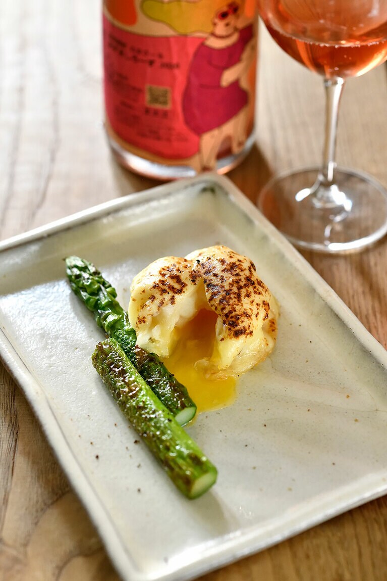 “アスパラガスとジャガイモのグラタン”。グラタンの中に卵黄を仕込むのは得意技。アスパラはパスタの茹で汁で2秒の湯通しした後に焼き目をつける。