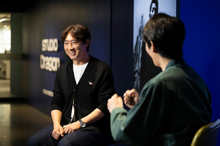 ユ・ボンヨルさんからのファイティングポーズを受け、和田さんもファイティングポーズ。