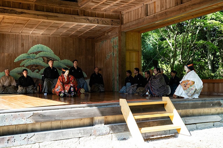 新潟国体が開催された昭和39年、昭和天皇が佐渡を行幸した折に、こちらの能舞台で演目「鶴亀」をご覧になられたという記録も。