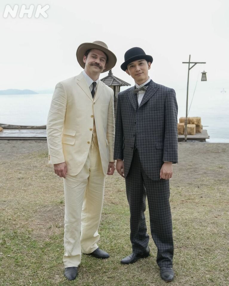 吉沢亮＆トミー・バストウのオフショット②（『ばけばけ』公式Instagramより）