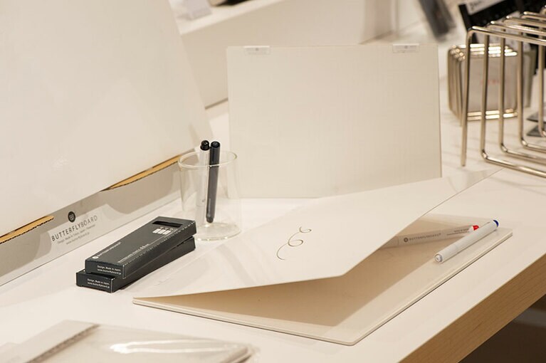 メーカーがオリジナルで特注した超極細ホワイトボードペンシルは、今までにない書き心地。セットで贈るのがおすすめ。バタフライボード2 A5、0.5mmホワイトボードペンシル3色セット 3,500円。