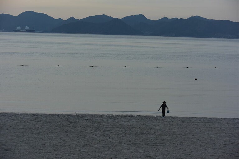 生口島きっての美ビーチ、瀬戸田サンセットビーチ。アート作品も点在しています。