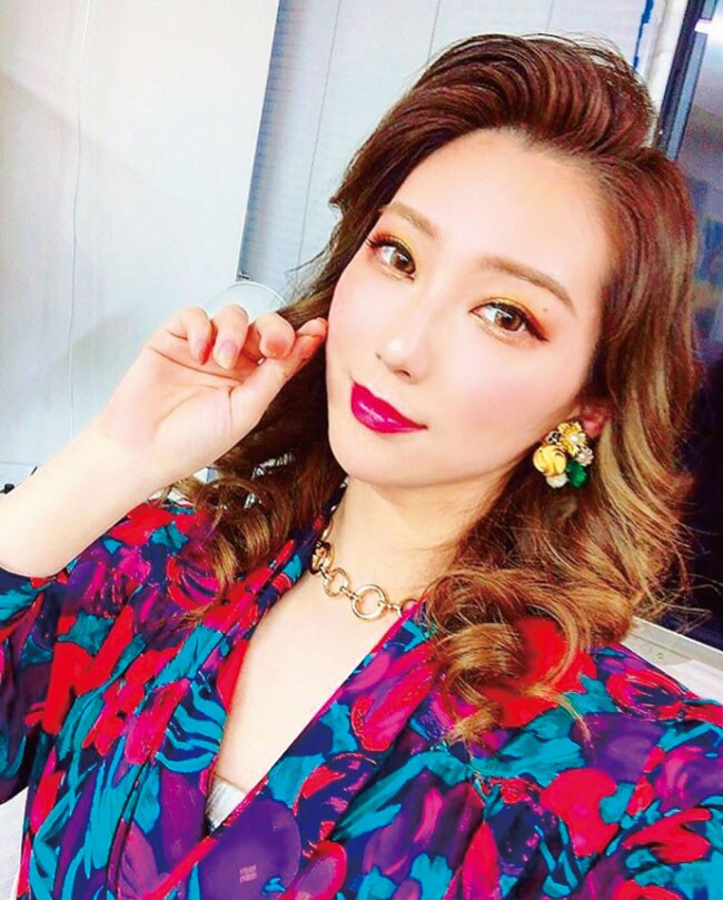 「私の好きなキツめメイク。最近よくアイメイクに使うのが中国コスメ。発色と豊富なカラーが魅力」