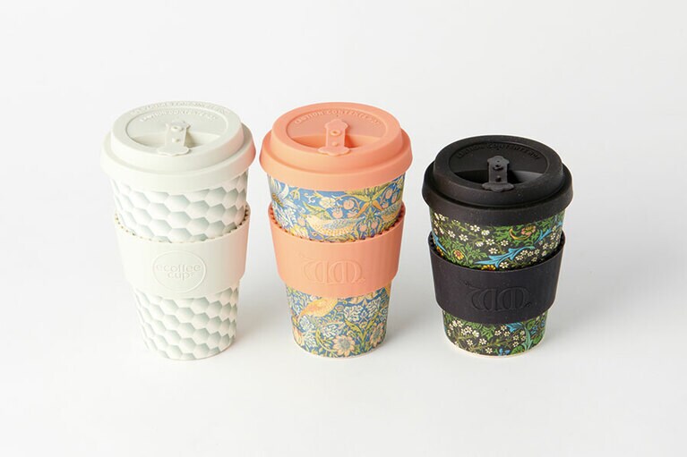 左から：コーヒーカップ ホワイト14oz 2,000円(クラシック　コレクション)、オレンジ 14oz 2,300円、 ブラウン12oz 2,200円(ともにウィリアム・モリス コレクション)／Ecofee cup
