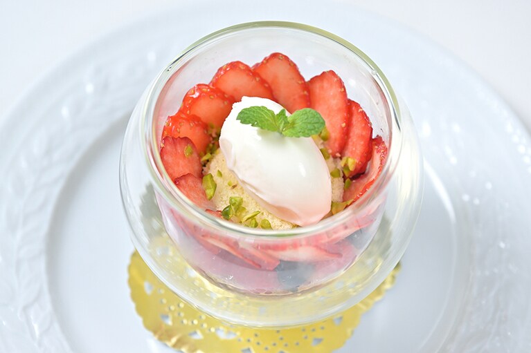 ひと口ごとに苺の甘酸っぱさと桜の香りが広がる「桜香るジュレと苺のパルフェ」。